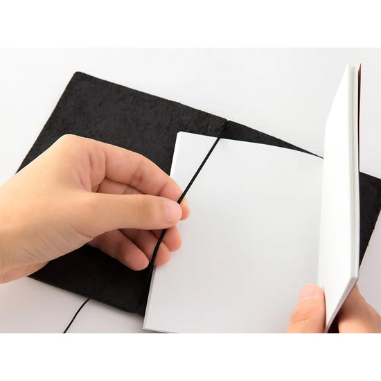 traveler-s-notebook-format-passeport-marron-copie vue 5