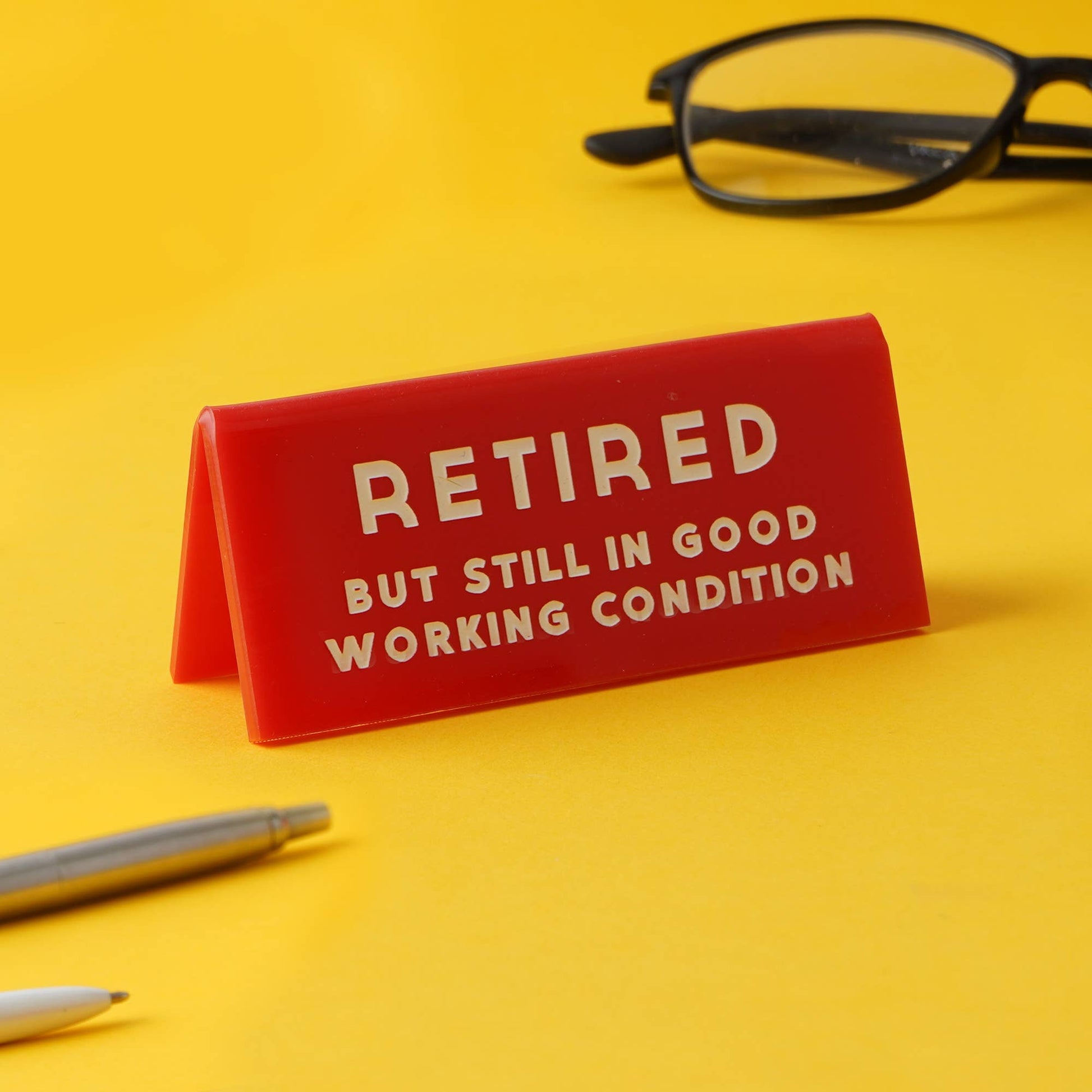 cest-un-signe-retraite-mais-quand-meme-panneau-de-bureau vue 1
