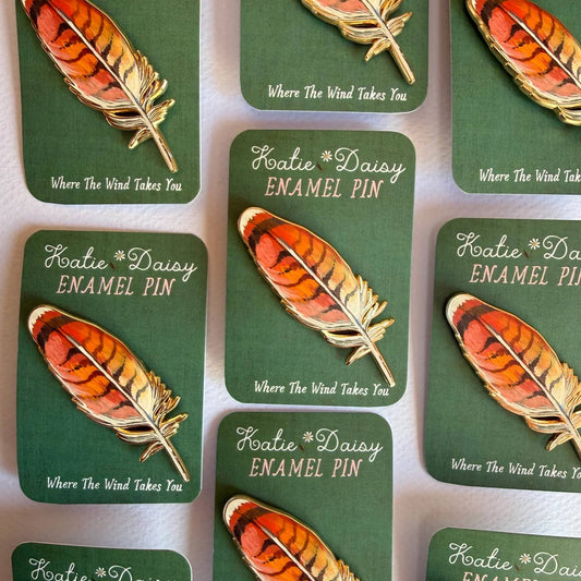 Pin's émaillé Katie Daisy – Plume