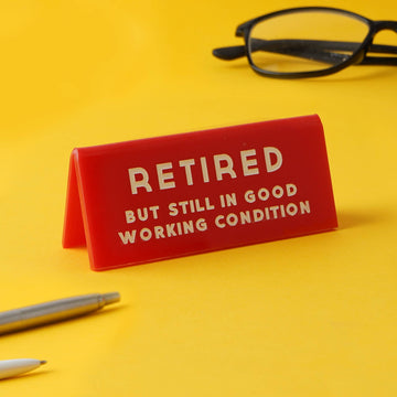 Plaque de bureau « Retired… But Still in good working condition » – Retraité, mais toujours en pleine forme