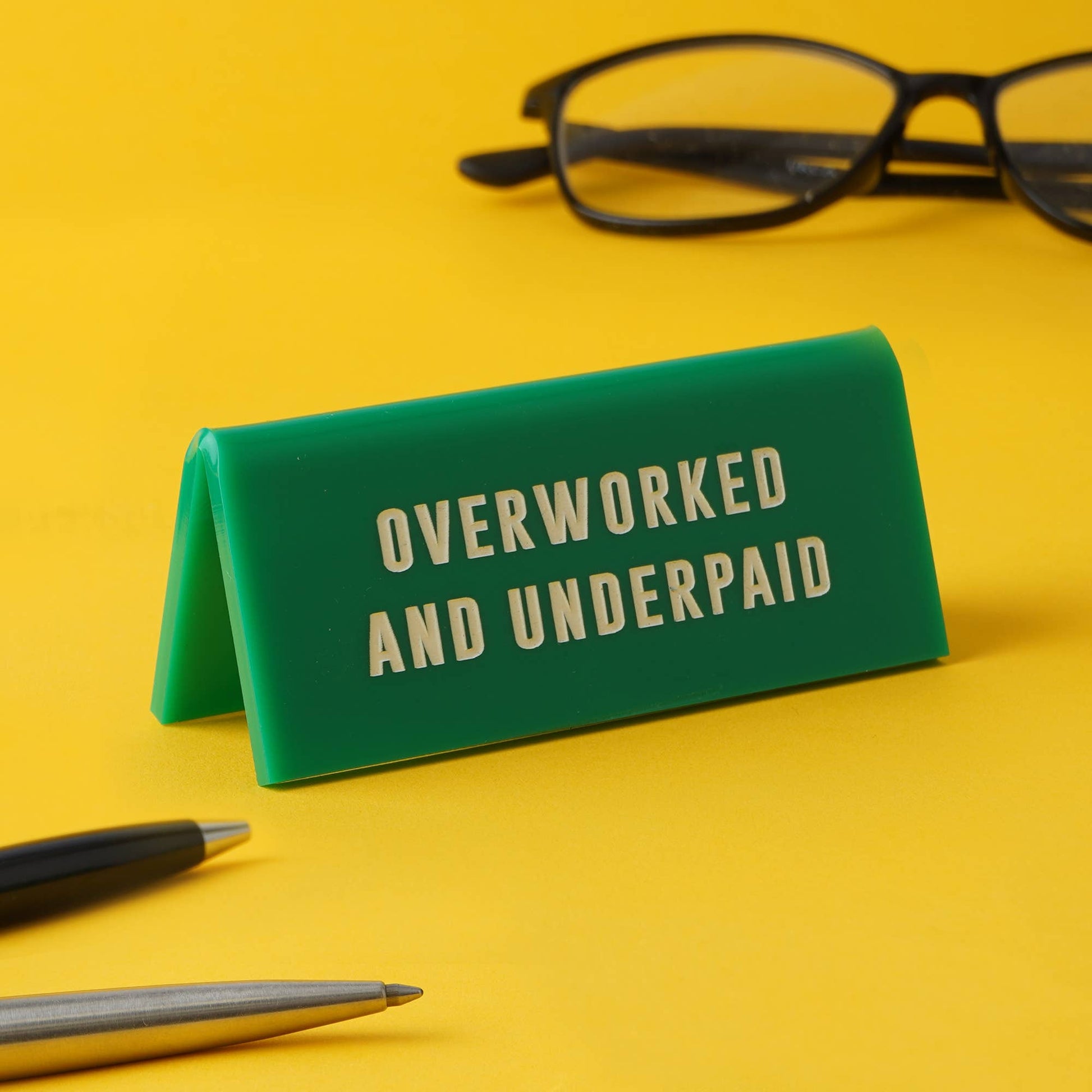 Plaque de bureau overworked ans underpaid Surmené et sous-payé CGB Giftware