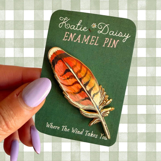 Pin's émaillé Katie Daisy – Plume
