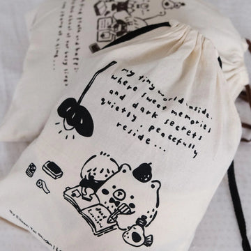 Pochette à cordon – My Tiny World Inside | Noir ou Marron | Eileen Tai