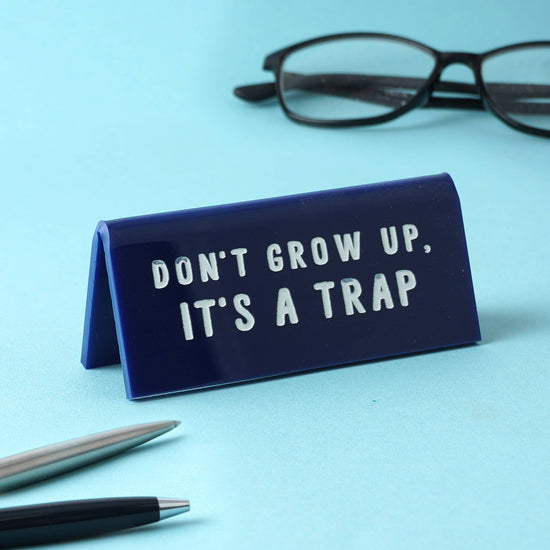 panneau-de-bureau-bleu-dont-grow-up-its-a-trap vue 1
